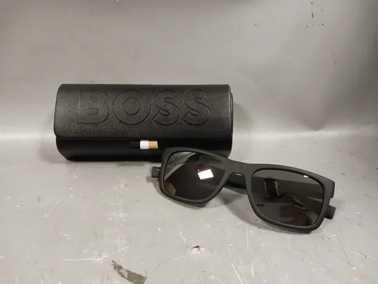 BOSS 1569 SQUARE SUNGLASSES IN BLACK