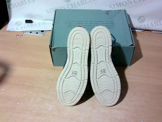 BOXED PAIR OF TOMS SIZE 10
