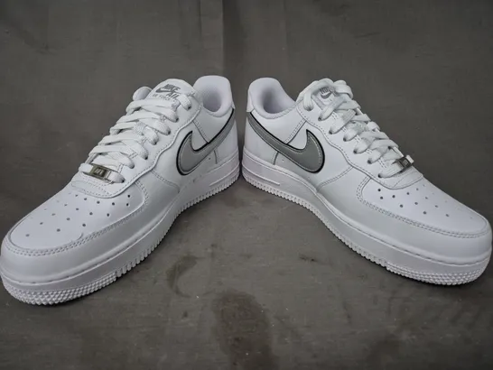 BOXED PAIR OF NIKE WOMEN'S AIR FORCE 1 '07 ESS SHOES IN WHITE/METALLIC SILVER UK SIZE 5.5