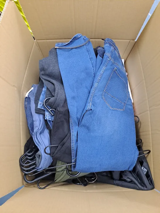 LARGE BOX OF APPROXIMATELY 25 ASSORTED CLOTHING ITEMS 