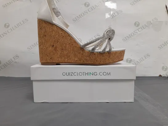 BOXED PAIR OF QUIZ OPEN TOE HIGH WEDGE SANDALS IN WHITE W. JEWEL EFFECT SIZE 7