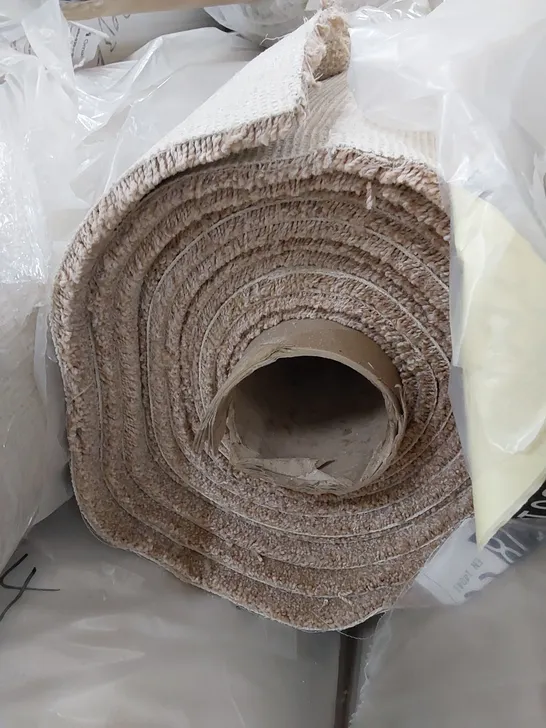 ROLL OF QUALITY STS HERIITAGE LUXURY CARPET // SIZE: APPROXIMATELY 4 X 7m