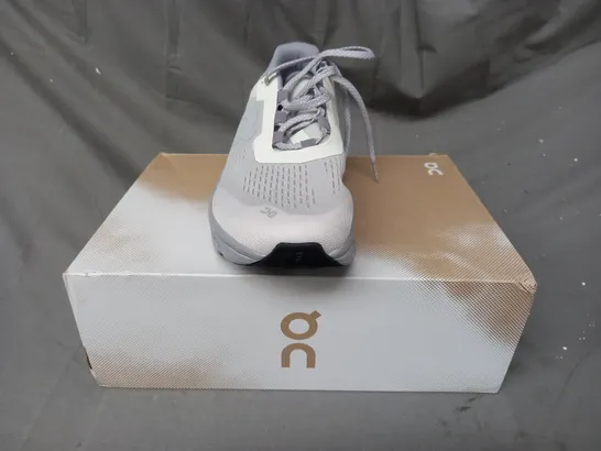 BOXED PAIR OF ON CLOUDMONSTER SHOES IN ICE/ALLOY UK SIZE 11