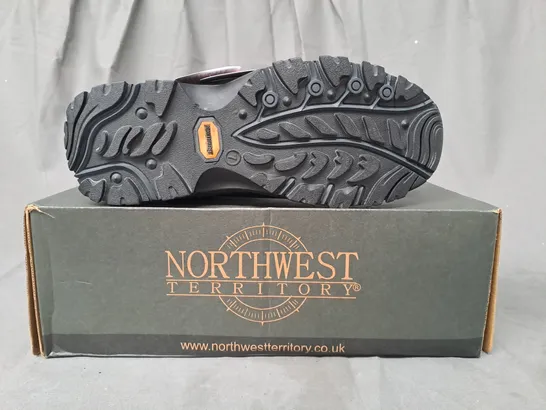 BOXED PAIR OF NORTHWEST TERRITORY PEAK ANKLE BOOTS IN BLACK UK SIZE 7