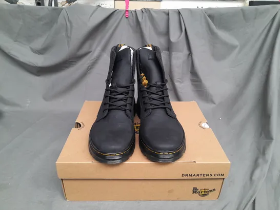 BOXED PAIR OF DR MARTENS COMBS LEATHER BOOTS IN BLACK SIZE UK 9.5