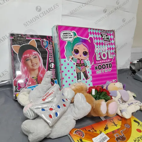 BOX OF APPROX 20 ASSORTED ITEMS TO INCLUDE - WOLF HAT, TEDDYS, BOOMERANG ETC