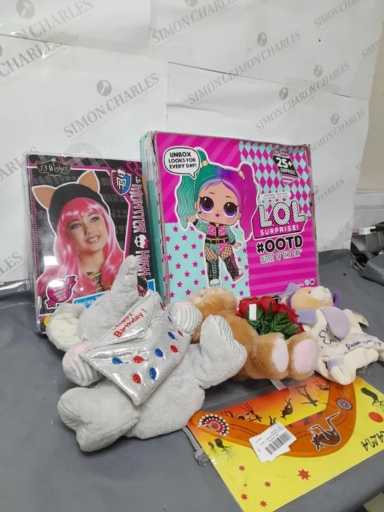 BOX OF APPROX 20 ASSORTED ITEMS TO INCLUDE - WOLF HAT, TEDDYS, BOOMERANG ETC