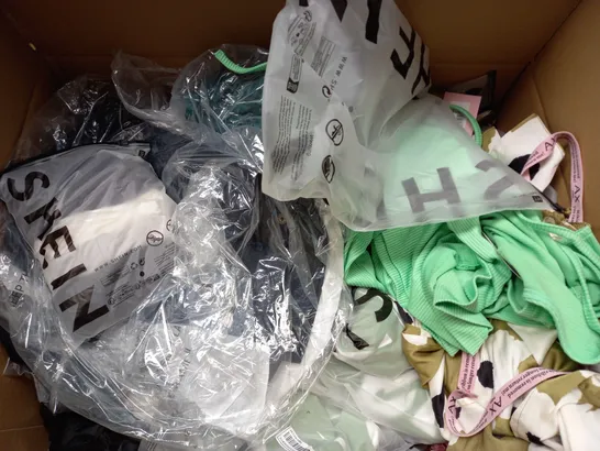 BOX OF APPROXIMATELY 25 ASSORTED CLOTHING ITEMS TO INCLUDE - HAT , DRESS , T-SHIRT ETC