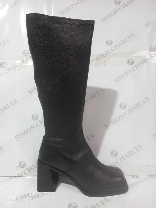 BOXED PAIR OF URBAN OUTFITTERS BELLA KNEE HIGH BOOTS IN BLACK UK SIZE 7