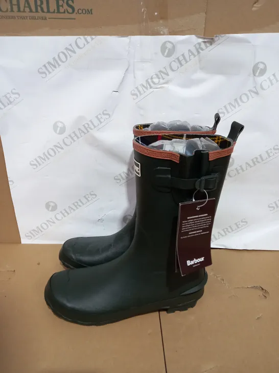 BOXED PAIR OF BARBOUR WELLIES SIZE 5