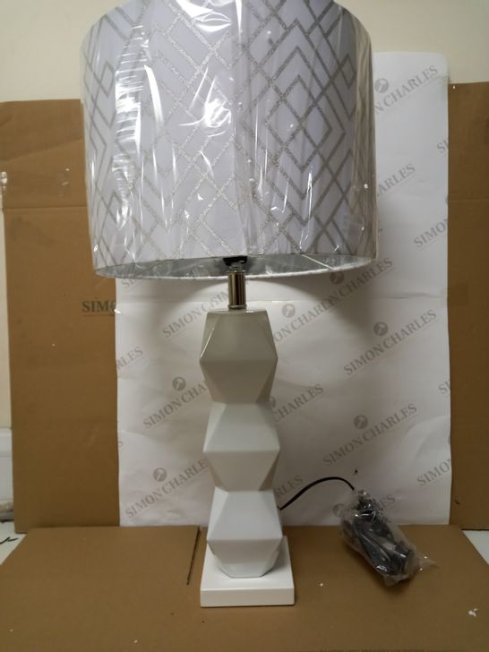 WHITE TEXTURED GEOMETRIC LAMP 