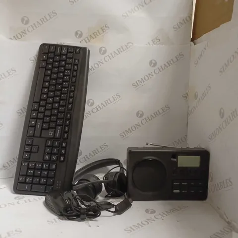 LOT OF APPROX 50 ASSORTED ELECTRICALS TO INCLUDE USB PC HEADSET, PORTABLE AM/FM RADIO, WIRELESS KEYBOARD & MOUSE COMBO, ETC