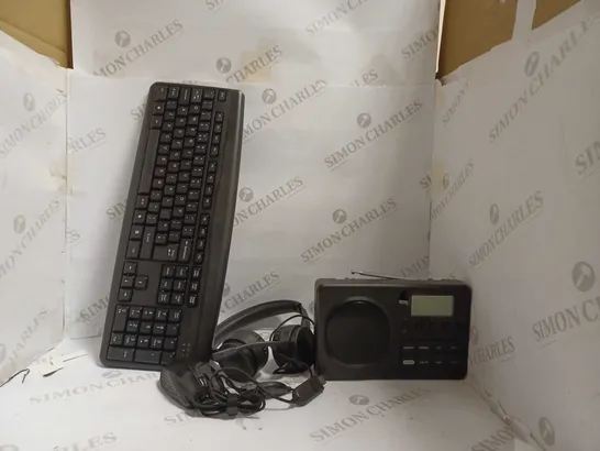 LOT OF APPROX 50 ASSORTED ELECTRICALS TO INCLUDE USB PC HEADSET, PORTABLE AM/FM RADIO, WIRELESS KEYBOARD & MOUSE COMBO, ETC