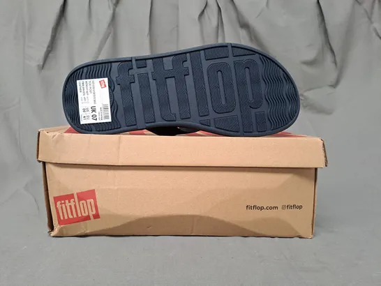 BOXED PAIR OF FITFLOP LEATHER FLATFORM TOE-POST SANDALS IN NAVY UK SIZE 7