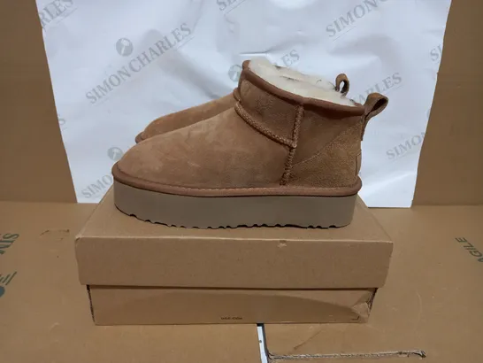 BOXED PAIR OF UGG CLASSIC ULTRA MINI PLATFORM BOOTS SIZE 4