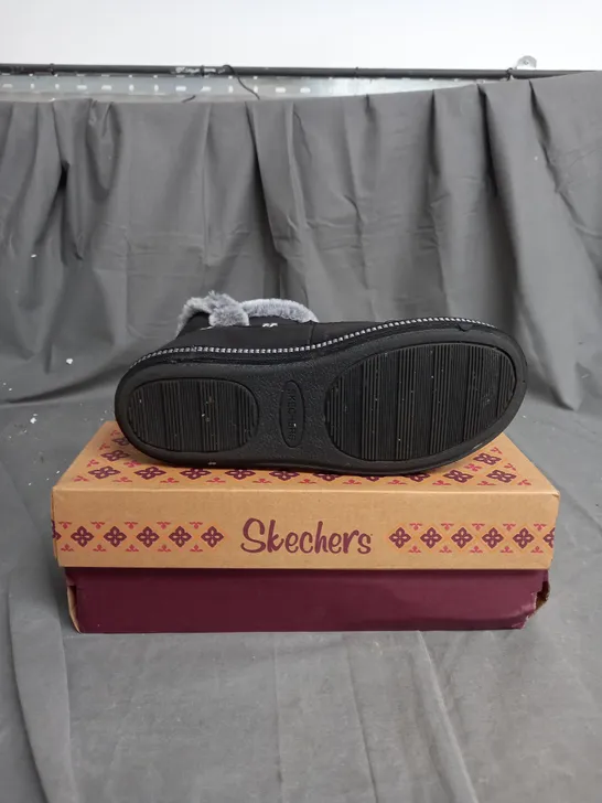 BOXED PAIR OF SKECHERS COZY CAMPFIRE SLIPPER BOOTS IN BLACK SIZE 4