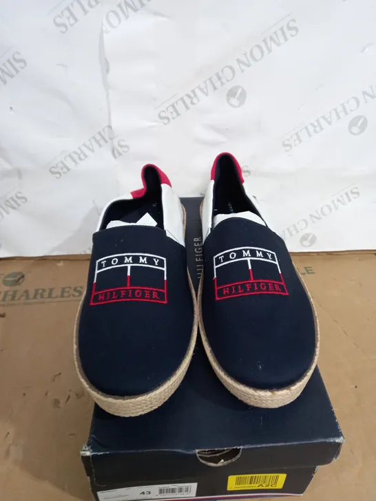 BOX PAIR OF TOMMY HILFIGER COLOR LOCK ESPADRILLE SIZE 43