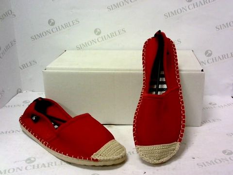 BOXED PAIR OF JOULES RED/WHITE SLIP ON SHOES SIZE 6