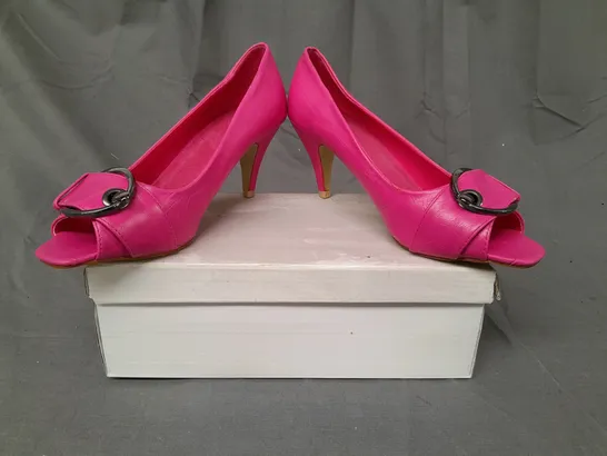 BOXED PAIR OF DESIGNER OPEN TOE MID HEELED SHOES IN FUCHSIA EU SIZE 39