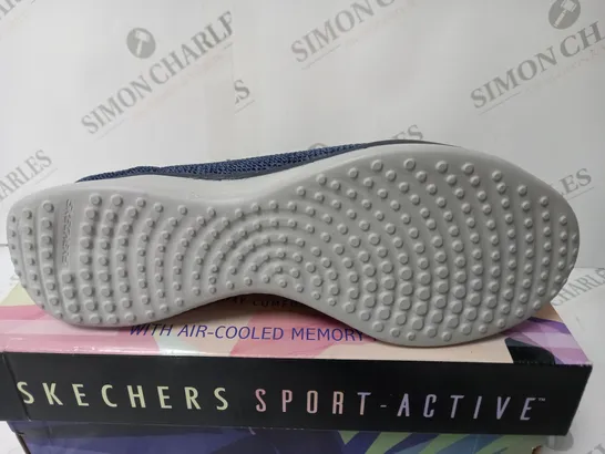 SKECHERS SIZE 6 MICROBURST 2.0 BE ICONIC STRETCH FIT PUMP NAVY