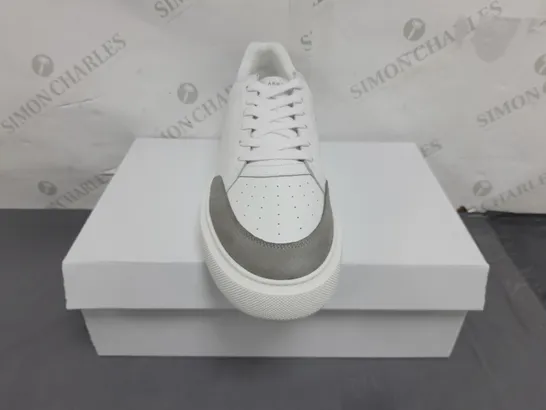 BOXED PAIR OF ARNE COURT TRAINERS 2.0 IN WHITE UK SIZE 10