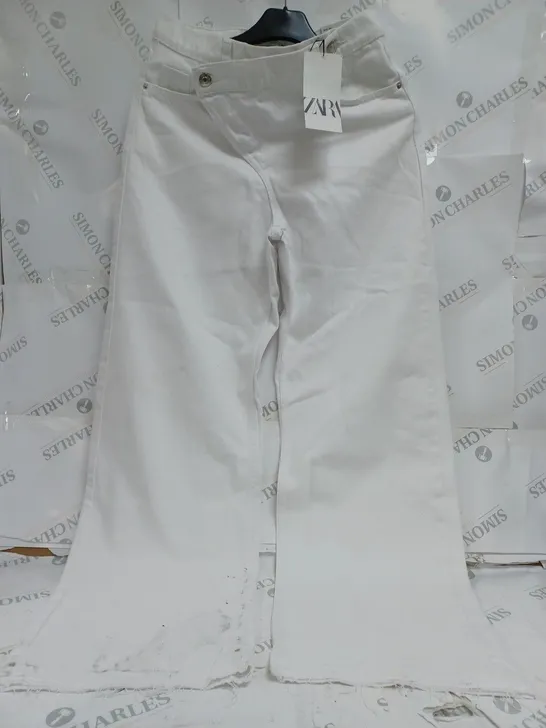 ZARA WHITE DENIM JEANS SIZE 34 