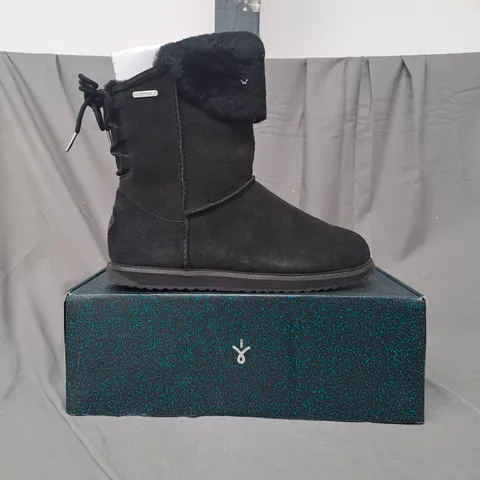 BOXED PAIR OF EMU BIRDWOOD WATERPROOF SHEEPSKIN BOOTS IN BLACK SIZE 8