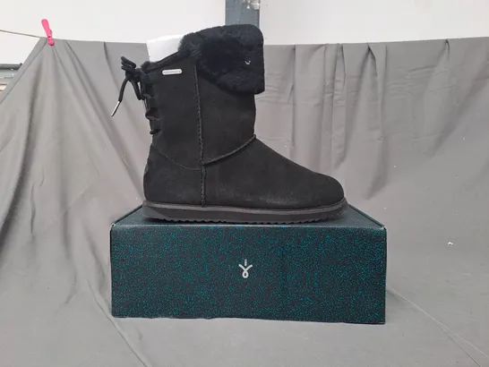 BOXED PAIR OF EMU BIRDWOOD WATERPROOF SHEEPSKIN BOOTS IN BLACK SIZE 8