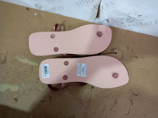 PAIR OF HAVAIANAS SIZE 43