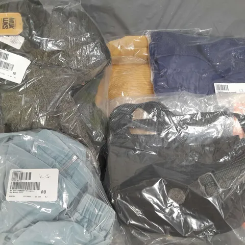 BOX OF APPROXIMATELY 15 ASSORTED CLOTHING ITEMS IN VARIOUS STYLES, COLOURS AND SIZES TO INCLUDE BAG, SOCKS, JUMPERS ETC