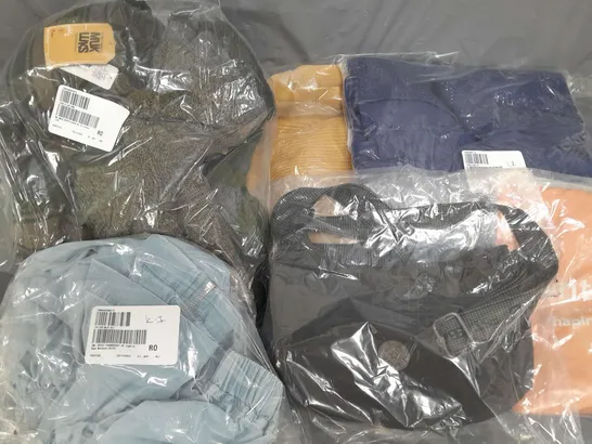 BOX OF APPROXIMATELY 15 ASSORTED CLOTHING ITEMS IN VARIOUS STYLES, COLOURS AND SIZES TO INCLUDE BAG, SOCKS, JUMPERS ETC