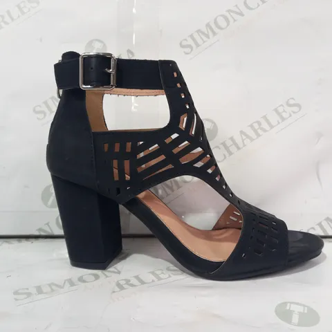 PAIR OF DESIGNER OPEN TO BLOCK HEEL MESH SANDALS IN BLACK EU SIZE 37