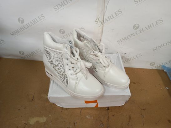 BOXED PAIR OF DESIGNER WHITE LACE DETAIL HIGH TOPS SIZE 40