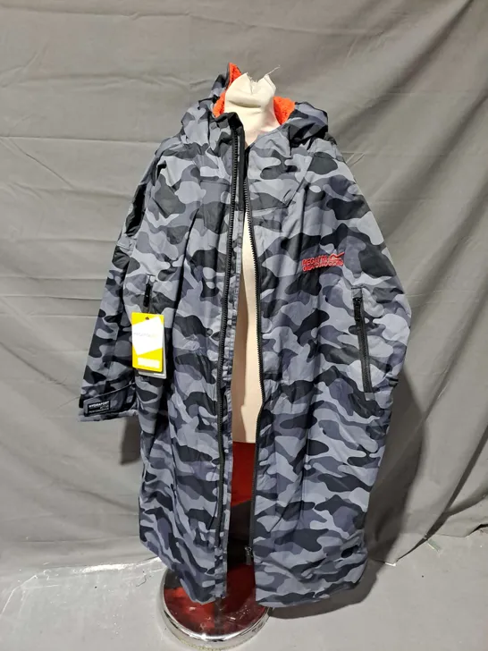 REGATTA CAMO WATERPROOF ROBE WITH ORANGE LINING - UK S/M