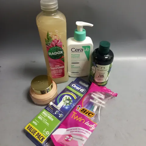 BOX OF APPROXIMATELY 20 COSMETIC ITEMS TO INCLUDE - RADOX BATH SOAK - BIC LADIES RAZORS - THE BODY SHOP SHOWER GEL - ETC 