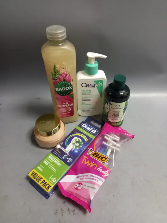 BOX OF APPROXIMATELY 20 COSMETIC ITEMS TO INCLUDE - RADOX BATH SOAK - BIC LADIES RAZORS - THE BODY SHOP SHOWER GEL - ETC 