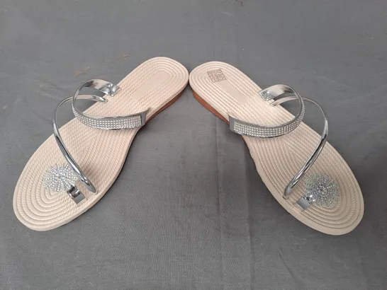 BOXED PAIR OF DESIGNER SANDALS IN METALLIC SILVER EU SIZE 40