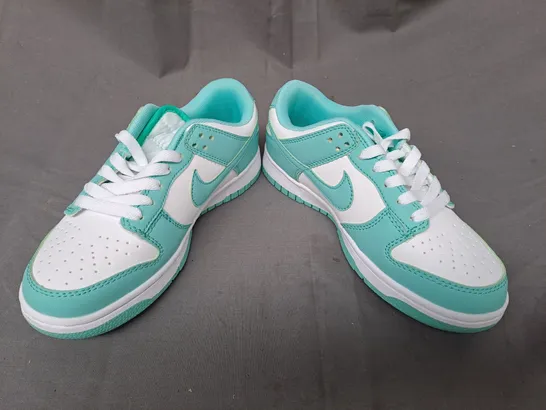 BOXED PAIR OF NIKE ZOOM RIVAL SHOES IN CYAN/WHITE UK SIZE 3