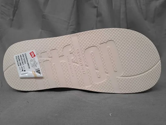 BOXED PAIR OF FITFLOP IQUSHION ARROW KNIT SLIDES IN BEIGE/MULTI UK SIZE 5