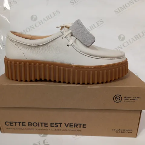 BOXED PAIR OF CLARKS TORHILL BEE CHUNKY LEATHER SHOES IN OFF WHITE UK SIZE 5.5