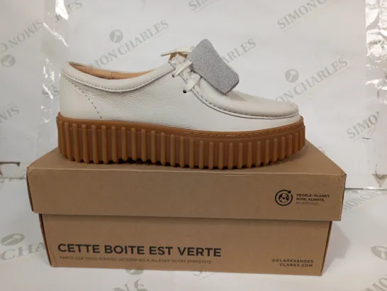 BOXED PAIR OF CLARKS TORHILL BEE CHUNKY LEATHER SHOES IN OFF WHITE UK SIZE 5.5