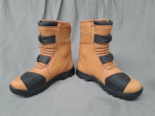 BOXED PAIR OF REXTEK MOTORBIKE BOOTS IN TAN UK SIZE 11