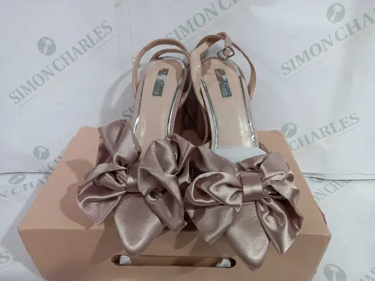 BOXED PAIR OF BE MINE WIDE FIT POINTED VAMIKAA BOW HEEL SHOES IN BLUSH SATIN - UK 7