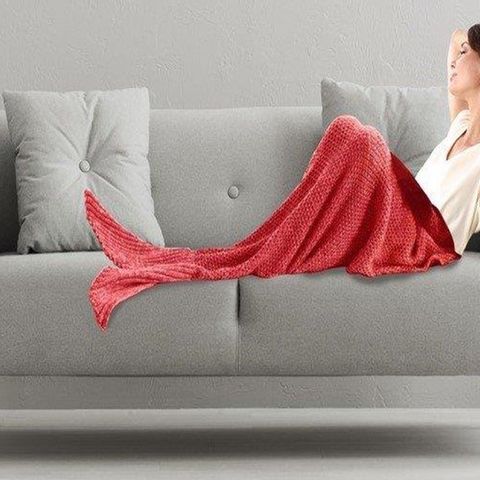 LOT OF APPROXIMATELY 12 BRAND NEW GAVENO CAVAILIA MERMAID KNITTED THROWS 90 X 180CM IN RED