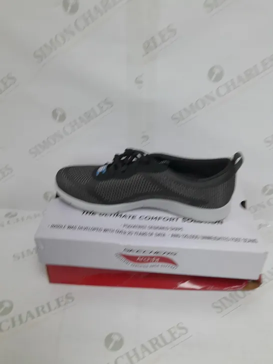 BOXED PAIR OF SKECHERS ARCH FIT TRAINERS IN BLACK SIZE 5 