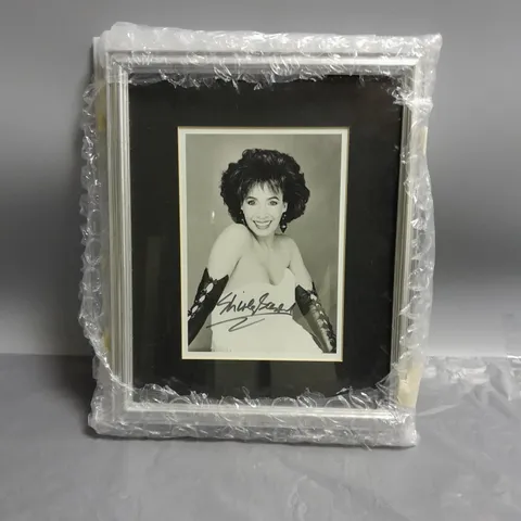 FRAMED SIGNED SHIRLEY BASSEY PHOTOGRAPH IN BLACK AND WHITE APPROX 24CMX28CM