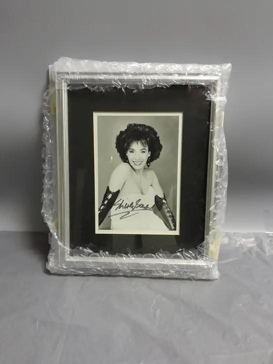 FRAMED SIGNED SHIRLEY BASSEY PHOTOGRAPH IN BLACK AND WHITE APPROX 24CMX28CM