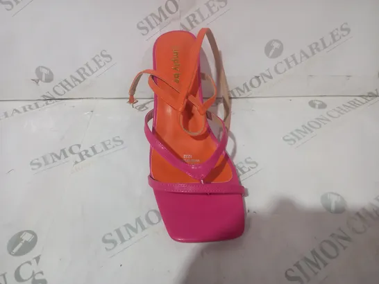 BOXED PAIR OF SIMPLY BE TOE POST MID HEEL SANDALS IN PURPLE/ORANGE UK SIZE 7