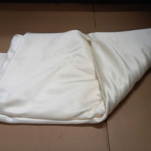 LOT OF 5 IVORY 120CM ROUND TABLE CLOTHS