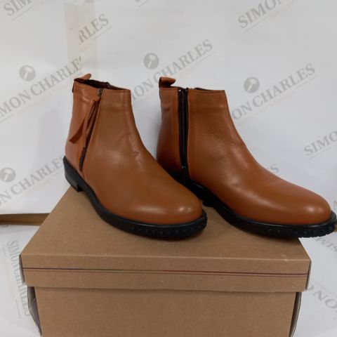 BOXED PAIR OF ADESSO BOOTS (TAN AND BLACK, SIZE 40EU)